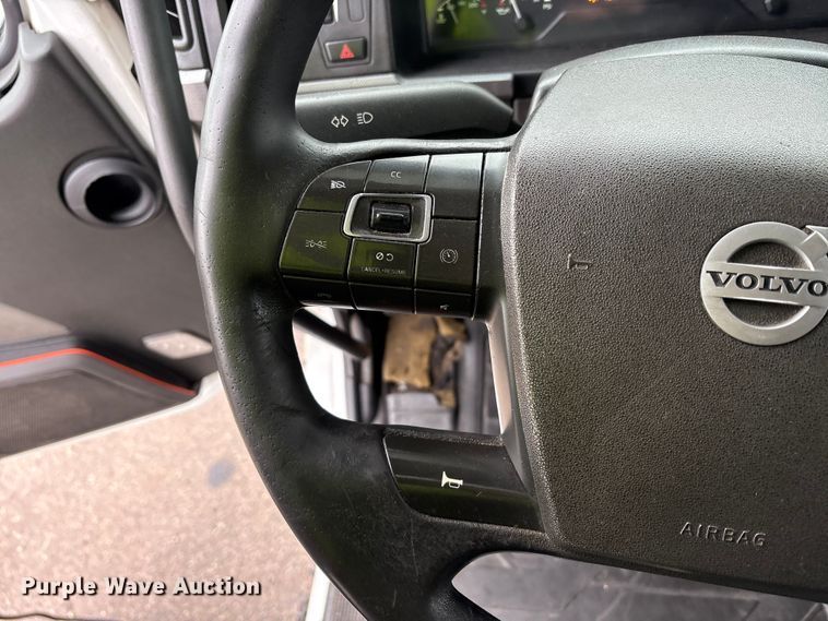 image for item YA1610 2019 Volvo VNL semi truck