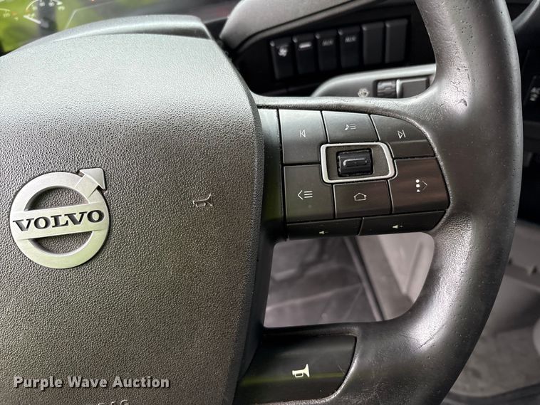 image for item YA1610 2019 Volvo VNL semi truck