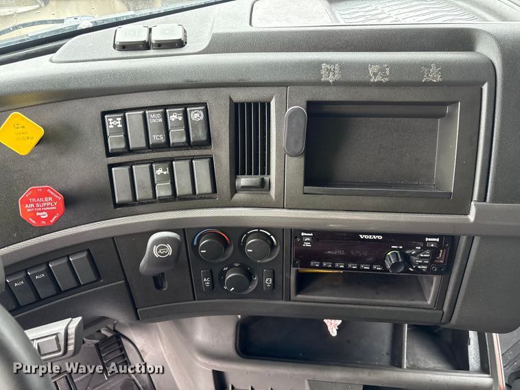 image for item YA1610 2019 Volvo VNL semi truck