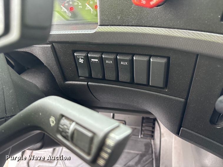 image for item YA1610 2019 Volvo VNL semi truck