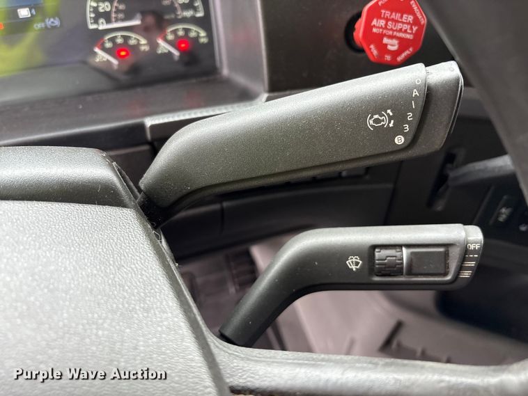 image for item YA1610 2019 Volvo VNL semi truck