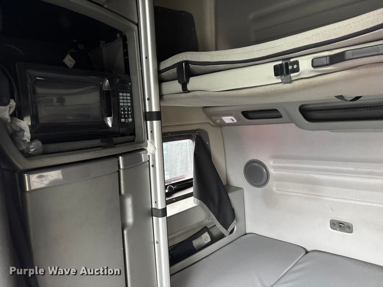 image for item YA1610 2019 Volvo VNL semi truck