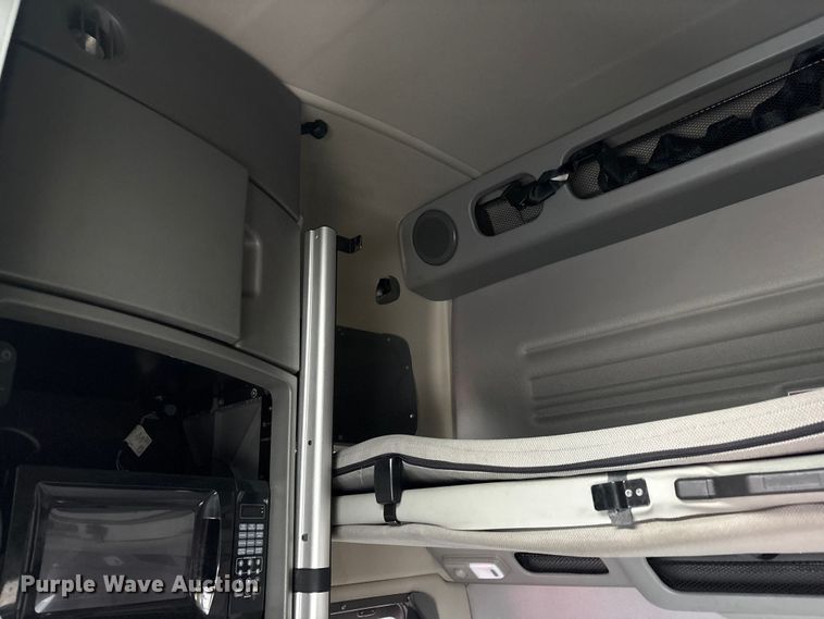 image for item YA1610 2019 Volvo VNL semi truck