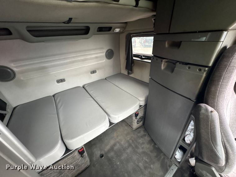 image for item YA1610 2019 Volvo VNL semi truck