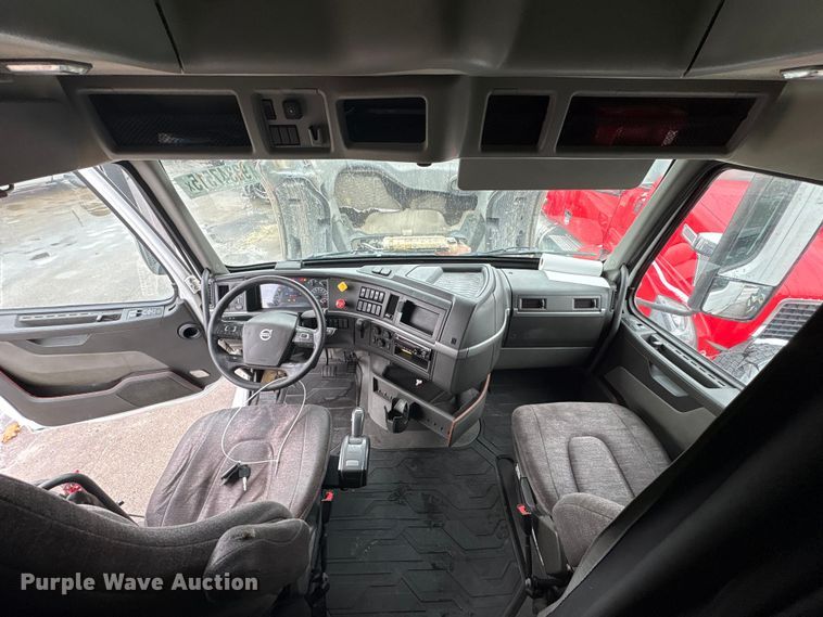 image for item YA1610 2019 Volvo VNL semi truck