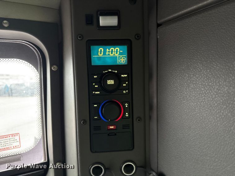 image for item YA1610 2019 Volvo VNL semi truck