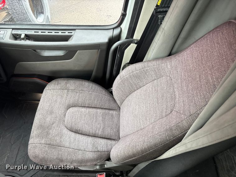 image for item YA1610 2019 Volvo VNL semi truck