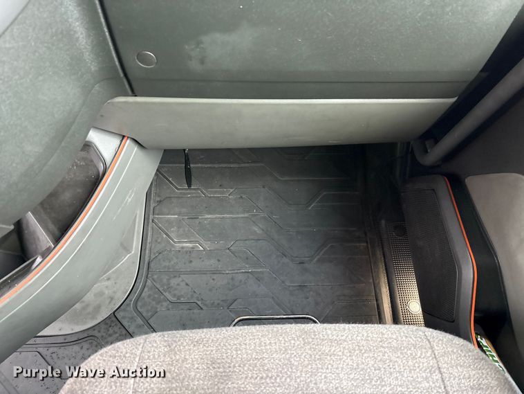 image for item YA1610 2019 Volvo VNL semi truck