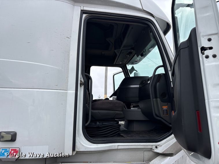 image for item YA1610 2019 Volvo VNL semi truck