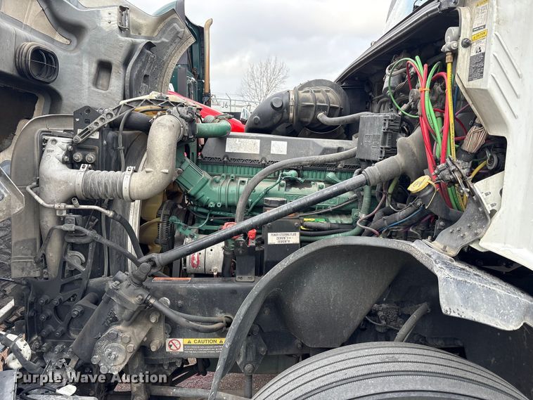 image for item YA1610 2019 Volvo VNL semi truck