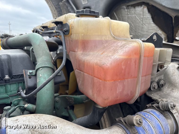 image for item YA1610 2019 Volvo VNL semi truck