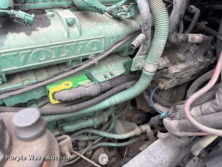 image for item YA1610 2019 Volvo VNL semi truck