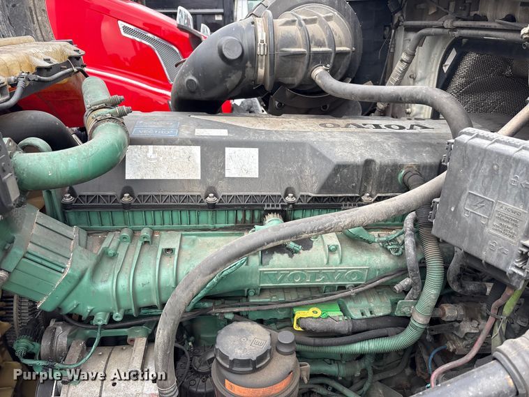 image for item YA1610 2019 Volvo VNL semi truck