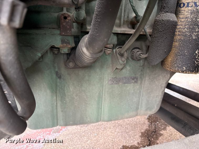 image for item YA1610 2019 Volvo VNL semi truck