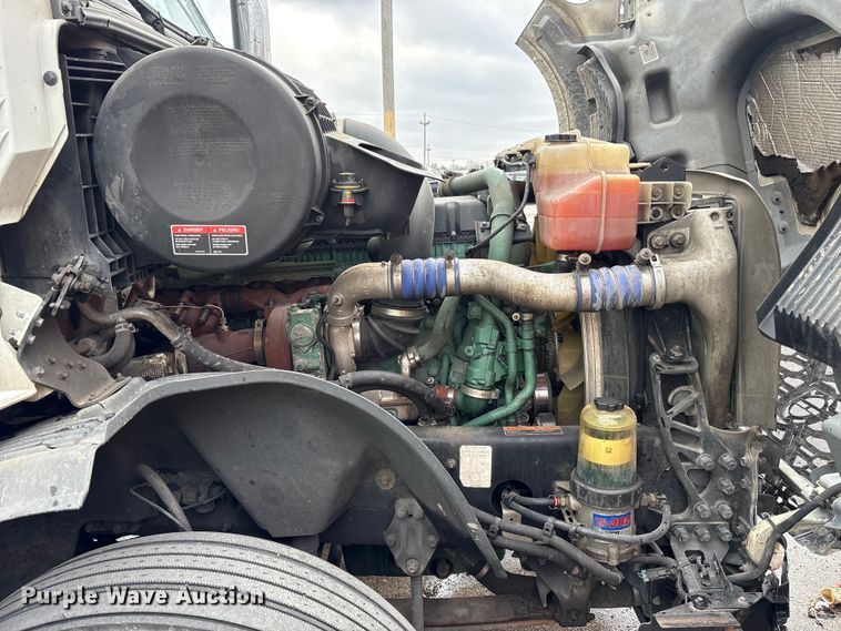 image for item YA1610 2019 Volvo VNL semi truck