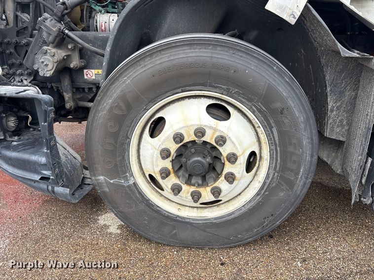 image for item YA1610 2019 Volvo VNL semi truck