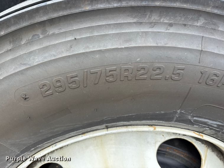 image for item YA1610 2019 Volvo VNL semi truck