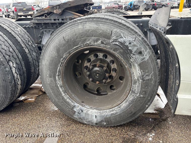 image for item YA1610 2019 Volvo VNL semi truck