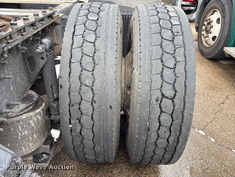 image for item YA1610 2019 Volvo VNL semi truck