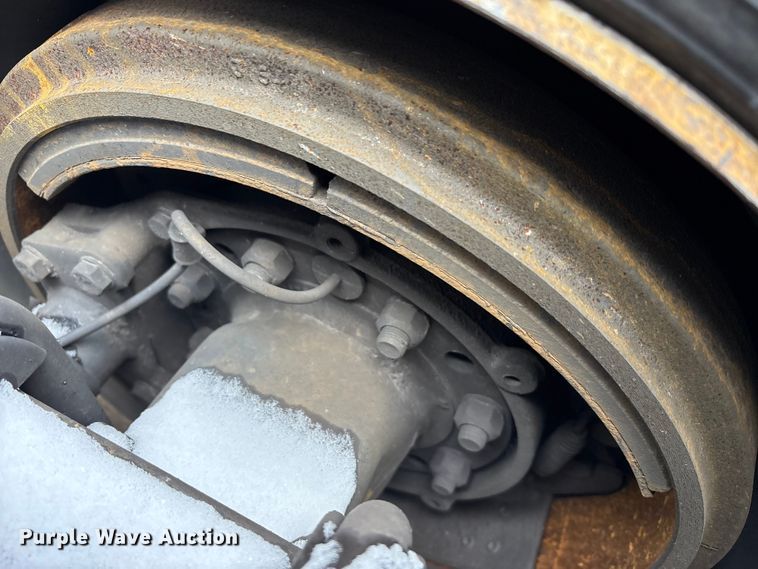 image for item YA1610 2019 Volvo VNL semi truck