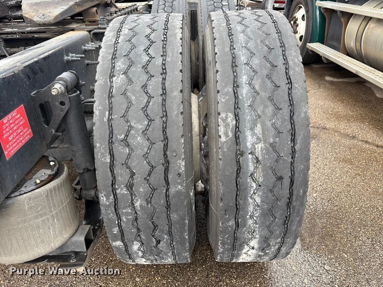 image for item YA1610 2019 Volvo VNL semi truck