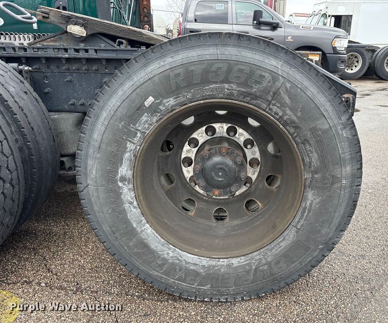 image for item YA1610 2019 Volvo VNL semi truck