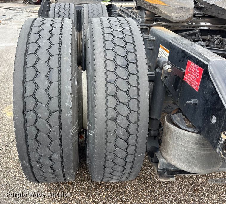 image for item YA1610 2019 Volvo VNL semi truck