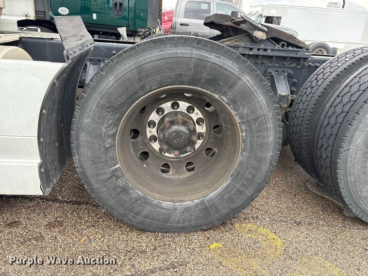 image for item YA1610 2019 Volvo VNL semi truck