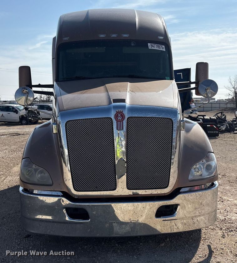 image for item YA1679 2015 Kenworth T680 semi truck