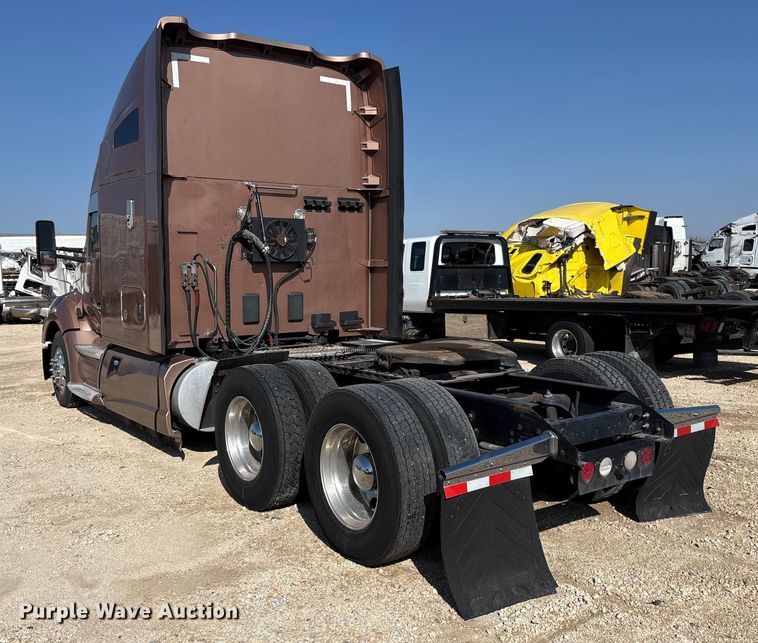 image for item YA1679 2015 Kenworth T680 semi truck