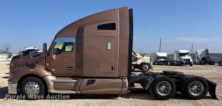 image for item YA1679 2015 Kenworth T680 semi truck