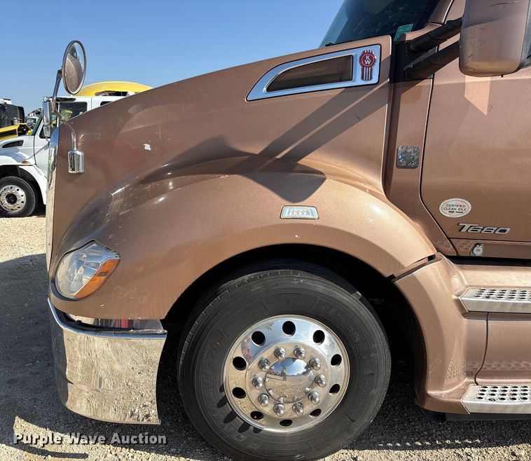 image for item YA1679 2015 Kenworth T680 semi truck