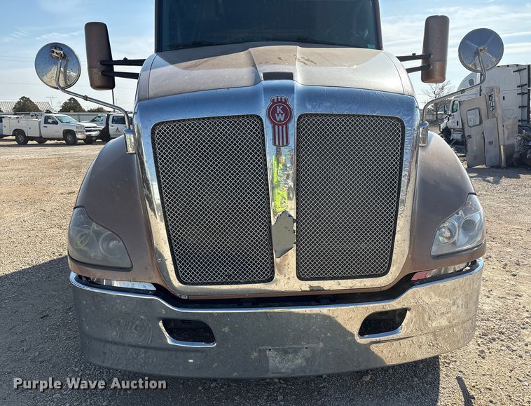 image for item YA1679 2015 Kenworth T680 semi truck
