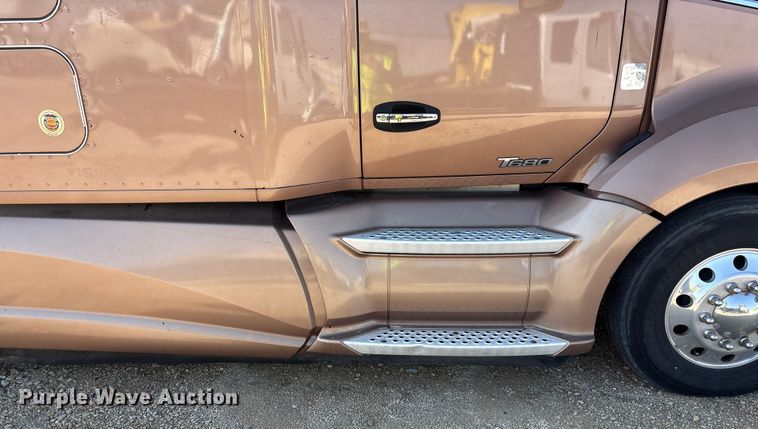 image for item YA1679 2015 Kenworth T680 semi truck