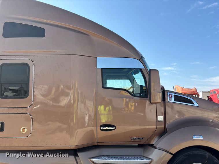 image for item YA1679 2015 Kenworth T680 semi truck