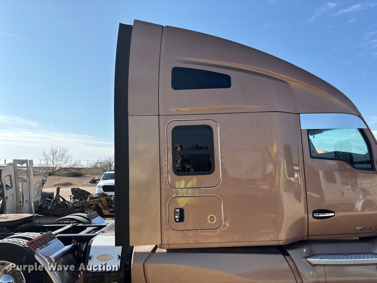 image for item YA1679 2015 Kenworth T680 semi truck