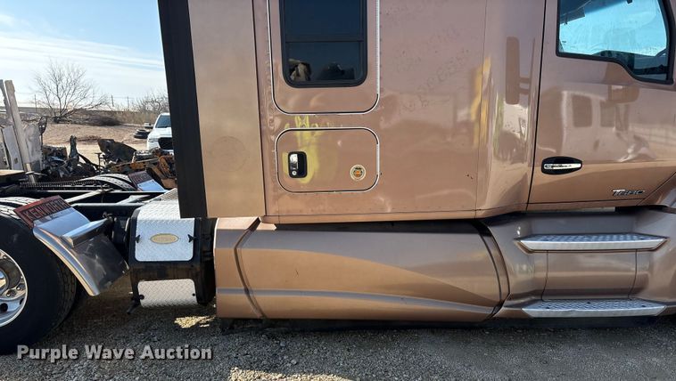 image for item YA1679 2015 Kenworth T680 semi truck
