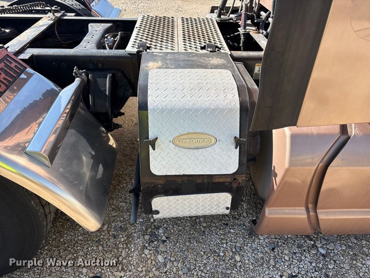 image for item YA1679 2015 Kenworth T680 semi truck