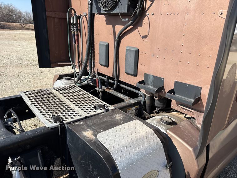 image for item YA1679 2015 Kenworth T680 semi truck