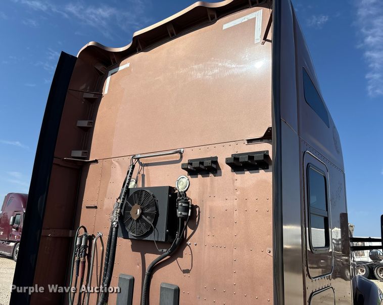 image for item YA1679 2015 Kenworth T680 semi truck