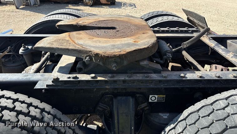 image for item YA1679 2015 Kenworth T680 semi truck