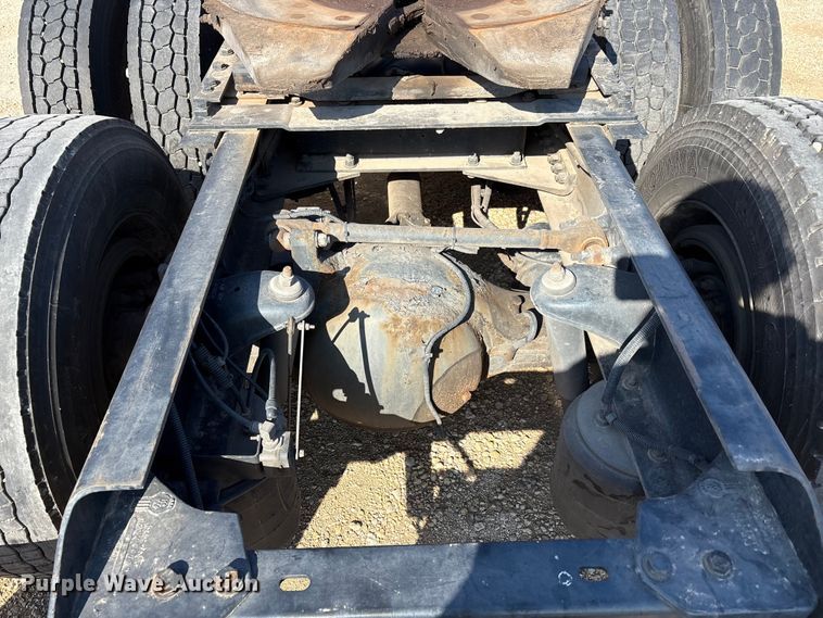 image for item YA1679 2015 Kenworth T680 semi truck