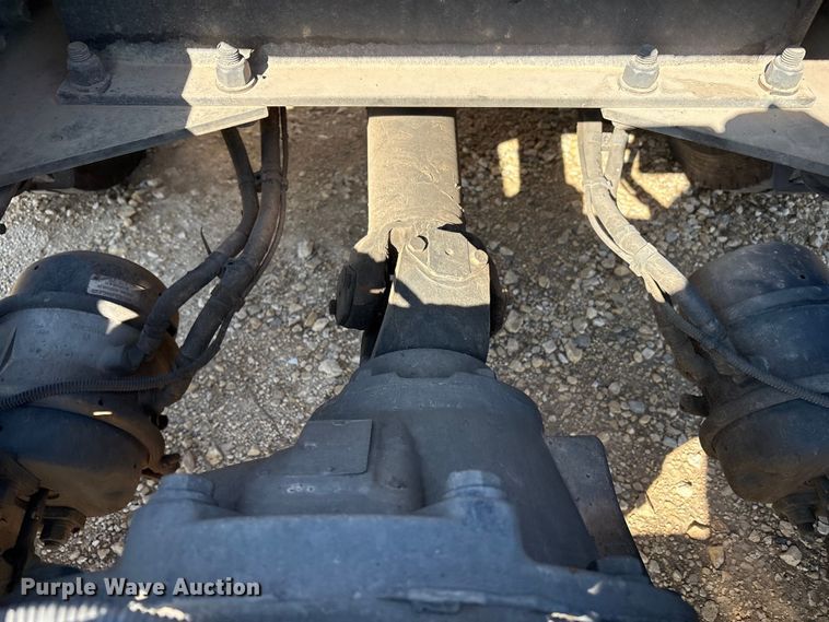 image for item YA1679 2015 Kenworth T680 semi truck