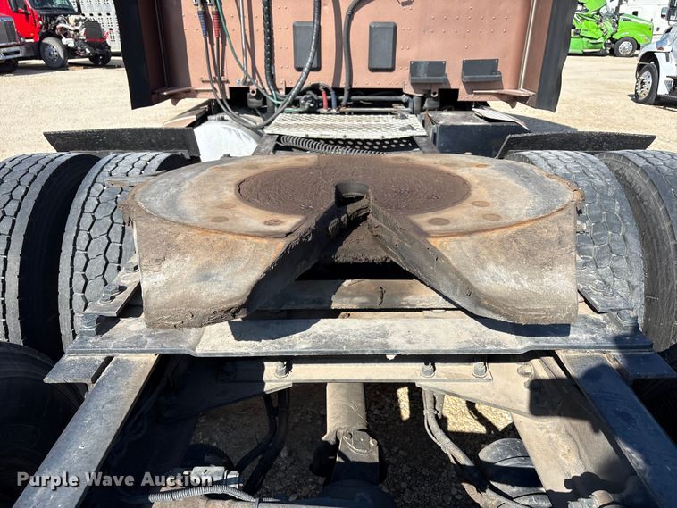 image for item YA1679 2015 Kenworth T680 semi truck