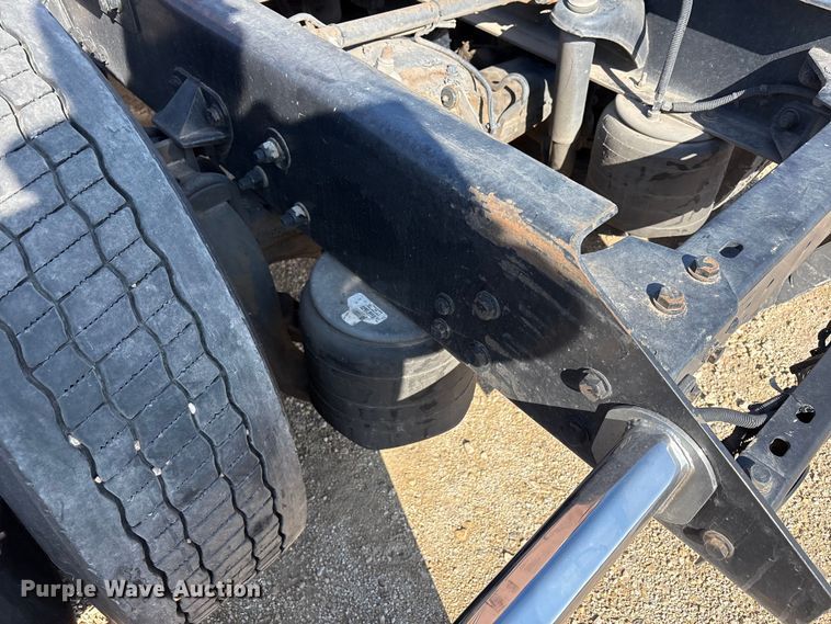 image for item YA1679 2015 Kenworth T680 semi truck