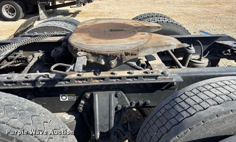 image for item YA1679 2015 Kenworth T680 semi truck