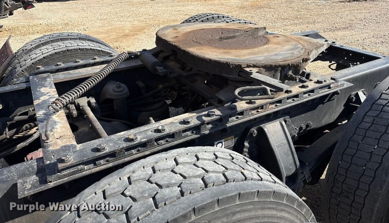 image for item YA1679 2015 Kenworth T680 semi truck