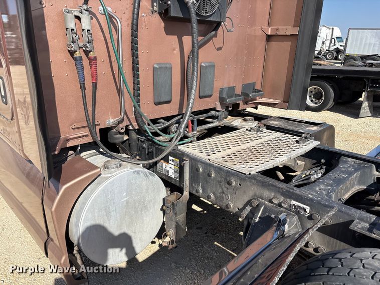 image for item YA1679 2015 Kenworth T680 semi truck