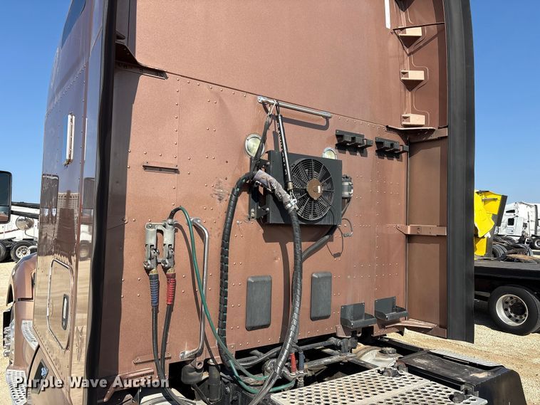 image for item YA1679 2015 Kenworth T680 semi truck