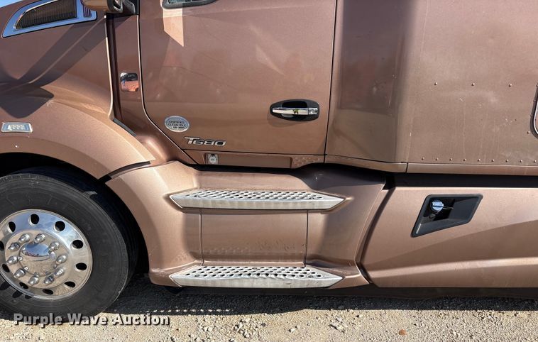 image for item YA1679 2015 Kenworth T680 semi truck